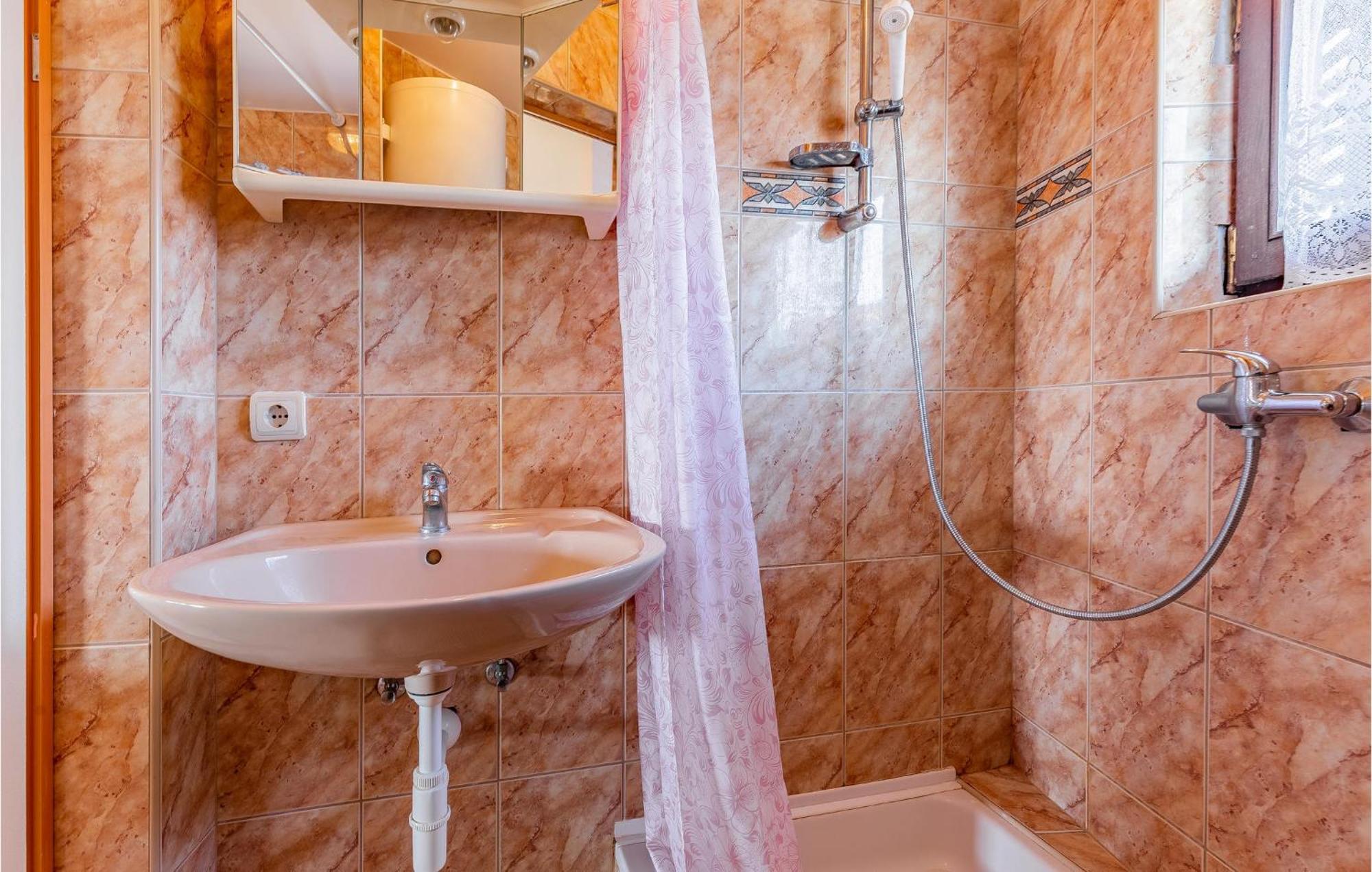 1 Bedroom Awesome Apartment In Ližnjan מראה חיצוני תמונה