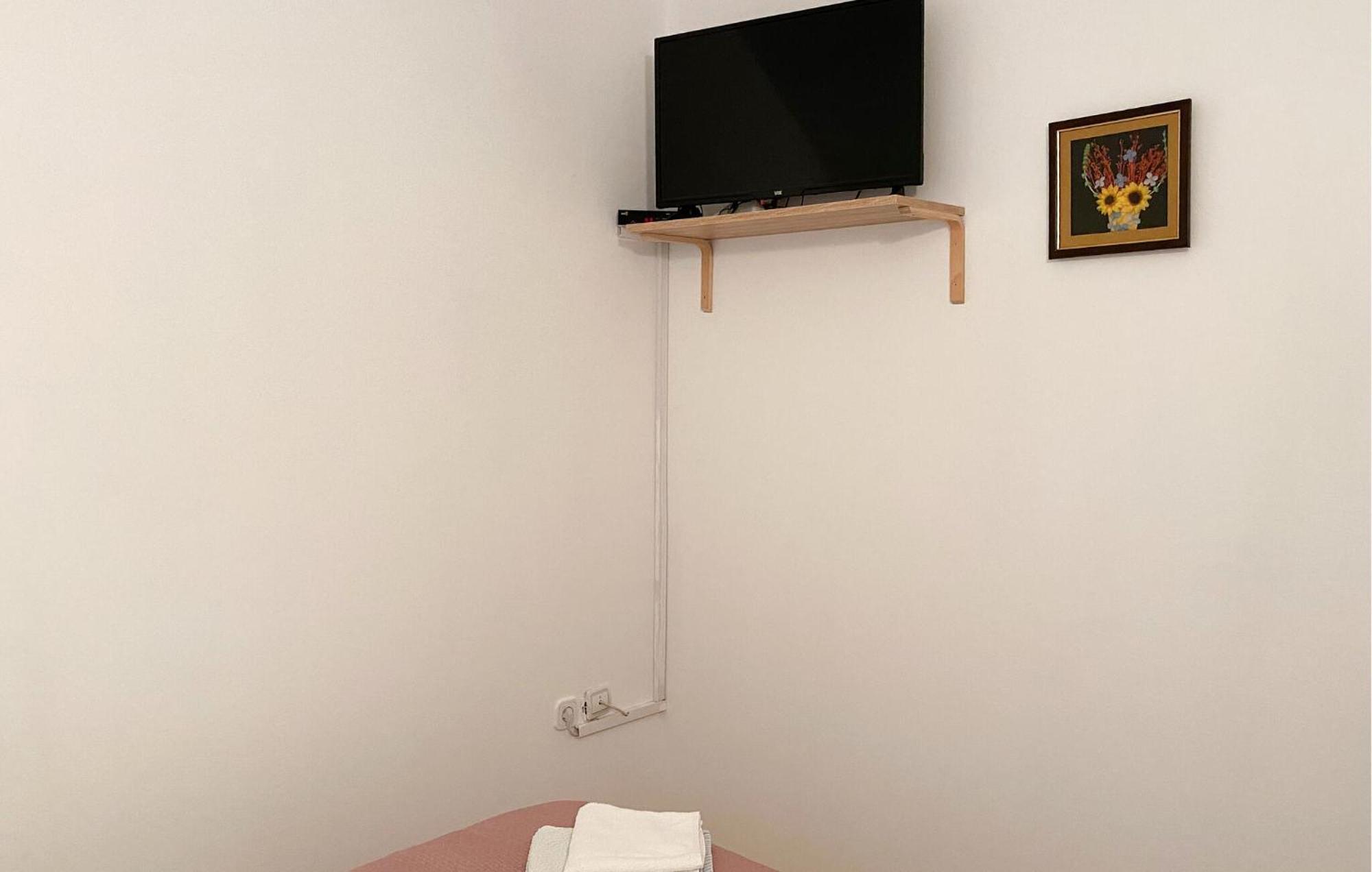 1 Bedroom Awesome Apartment In Ližnjan מראה חיצוני תמונה